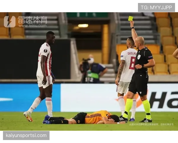 中圈开球规则详解及裁判判罚关键条件分析