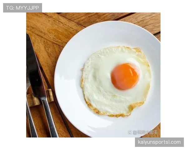 庞伟训练完顺手煎个蛋，这自律程度我直接看傻